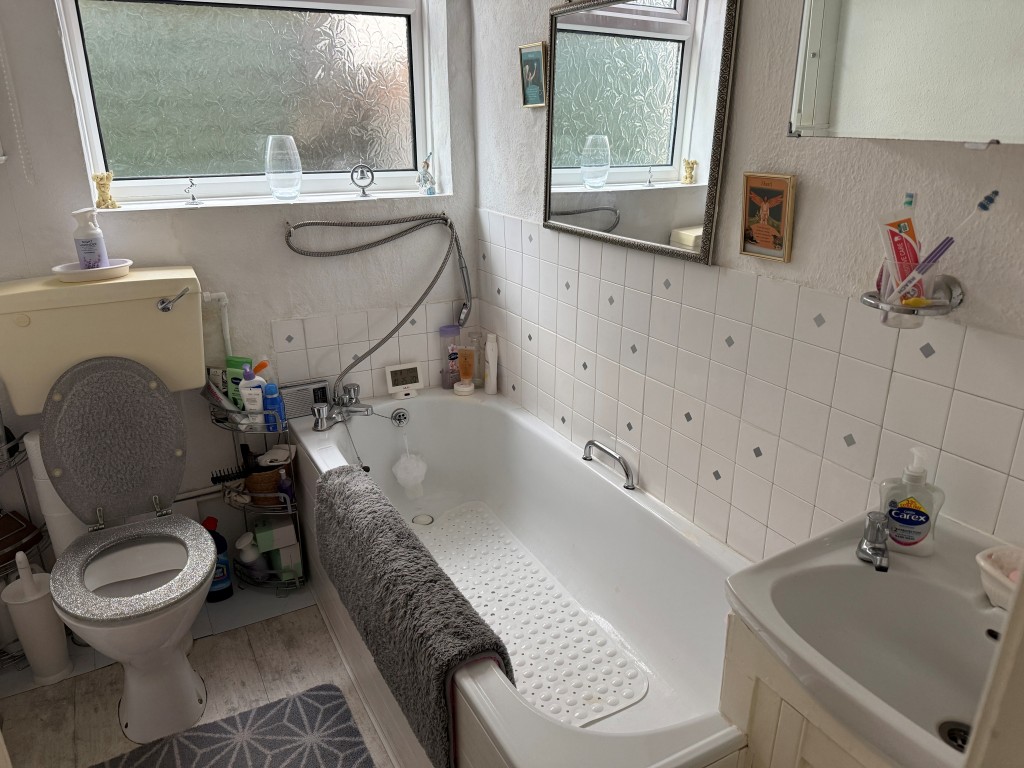 Lot: 117 - FREEHOLD PART-POSSESSION PROPERTY CLOSE TO TOWN CENTRE - Ground Floor Flat Bathroom with WC & Basin
